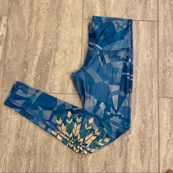 Teeki Lightening in a Bottle Blue Feather Leggings - Picture 2 of 10